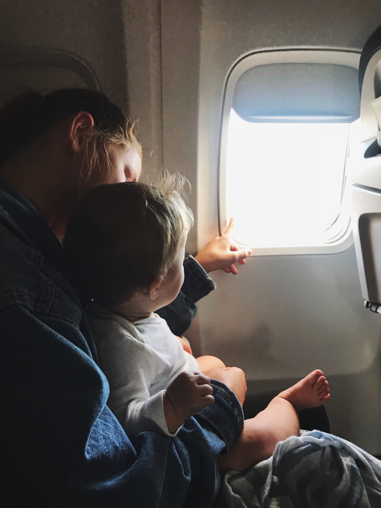 tips for traveling with little ones: Poppy and Ozzy on the flight fro Hawaii to San Diego 
