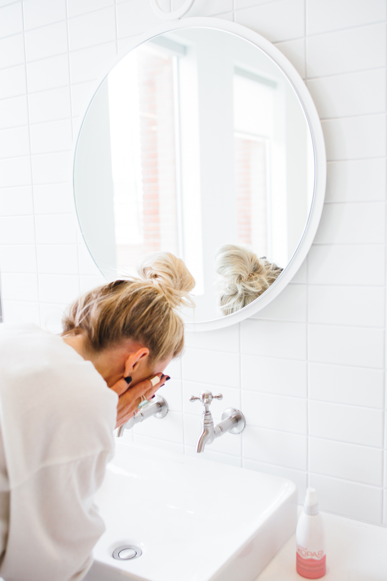 lisa allen of salty lashes using the kopari skincare products
