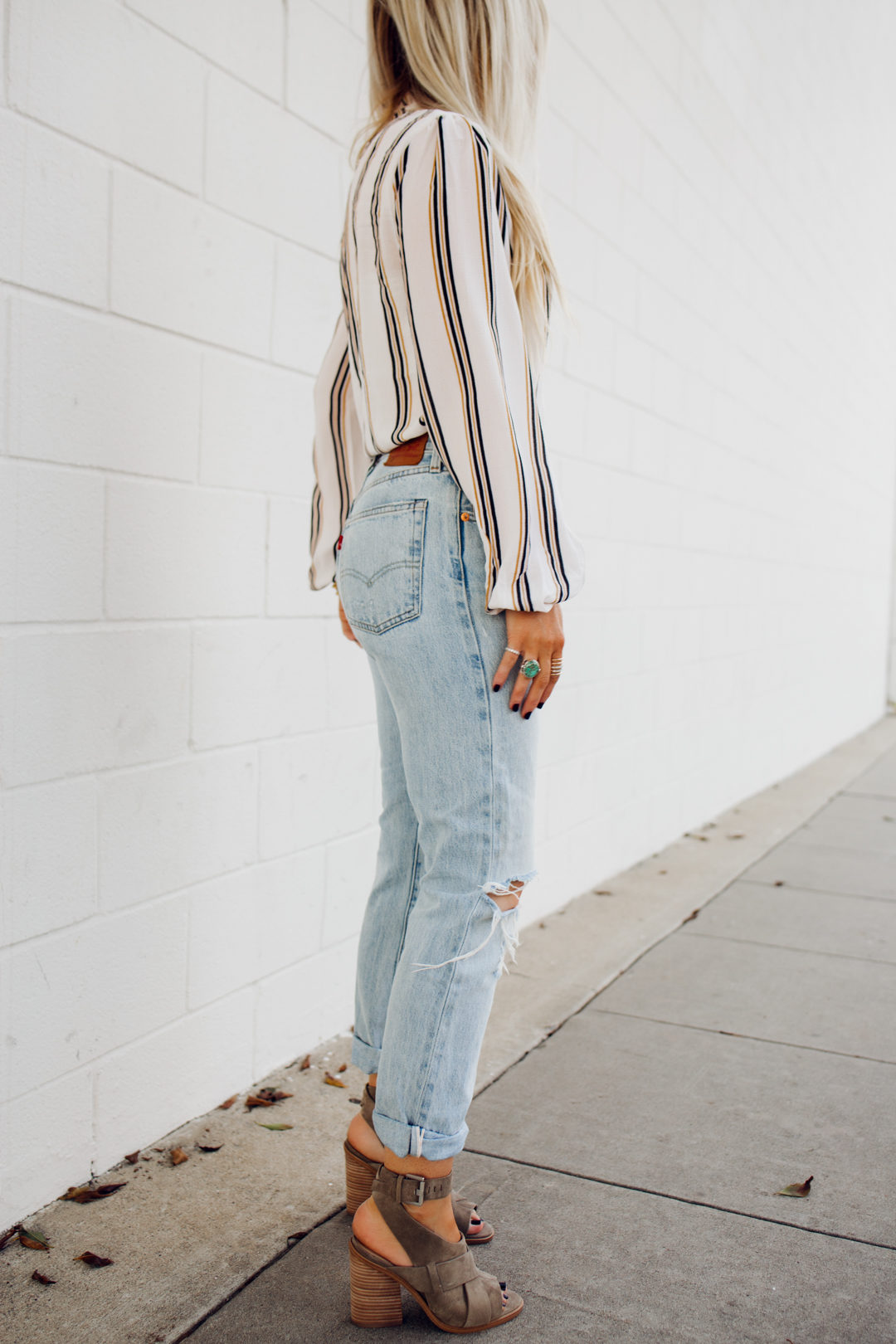 lisa allen of salty lashes wearing Levi's from eBay with a SheIn top, Marc Fisher sandals 